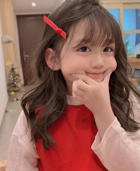 Pha Lê cho con gái 2 tuổi uốn tóc xoăn tít bé được nhận xét giống bà thím  Hàn Quốc