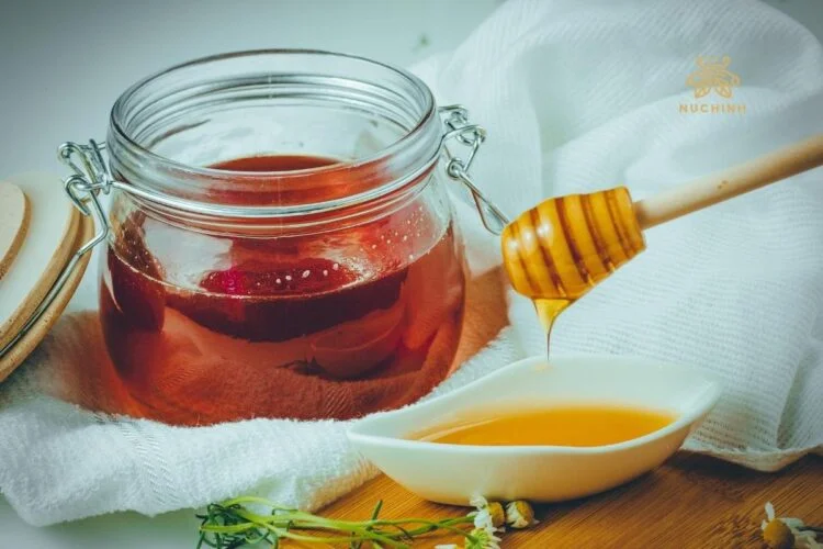 có nên bôi mật ong trước khi đi ngủ không