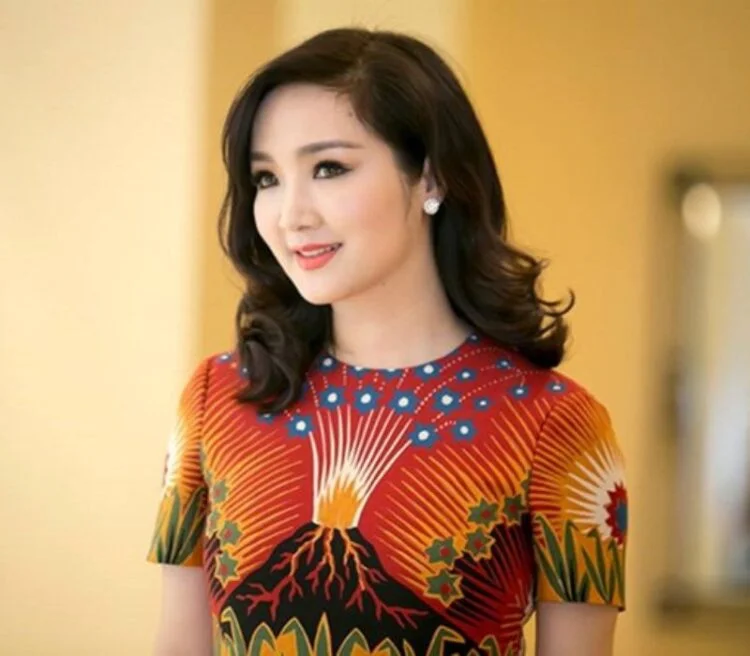 Tóc xoăn ngắn tuổi 40 uốn nhẹ