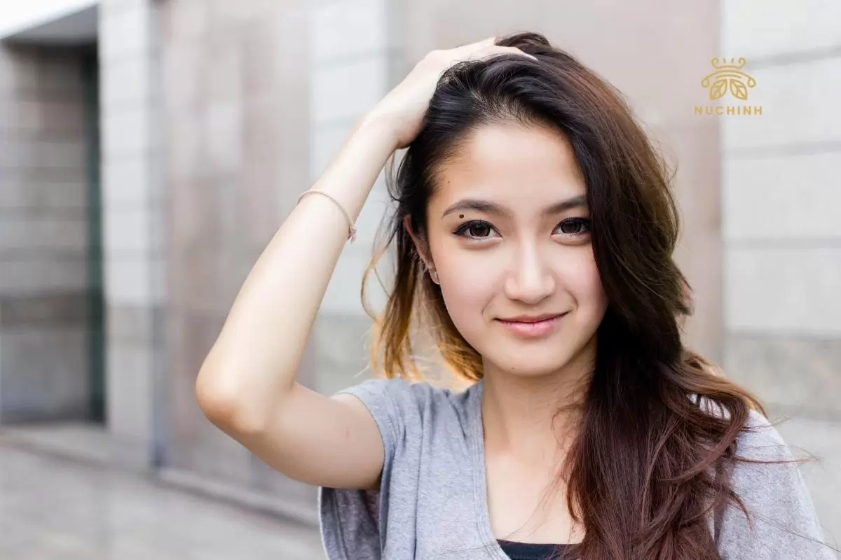 nốt ruồi giữa mí mắt và lông mày