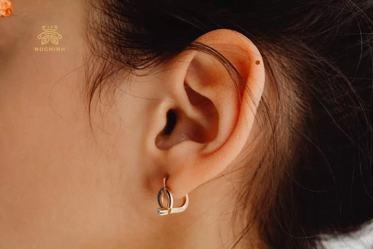nốt ruồi ở cuống tai phụ nữ