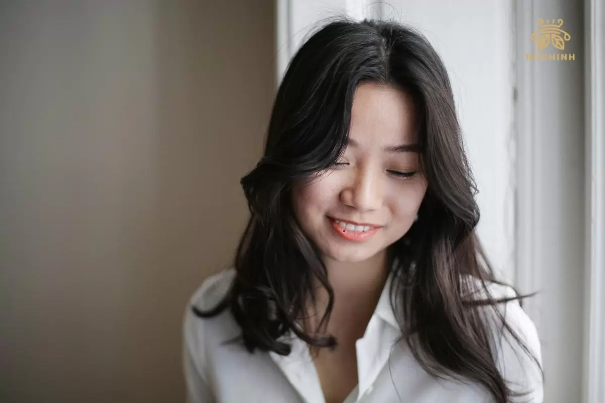 Nốt ruồi dưới môi dưới bên phải