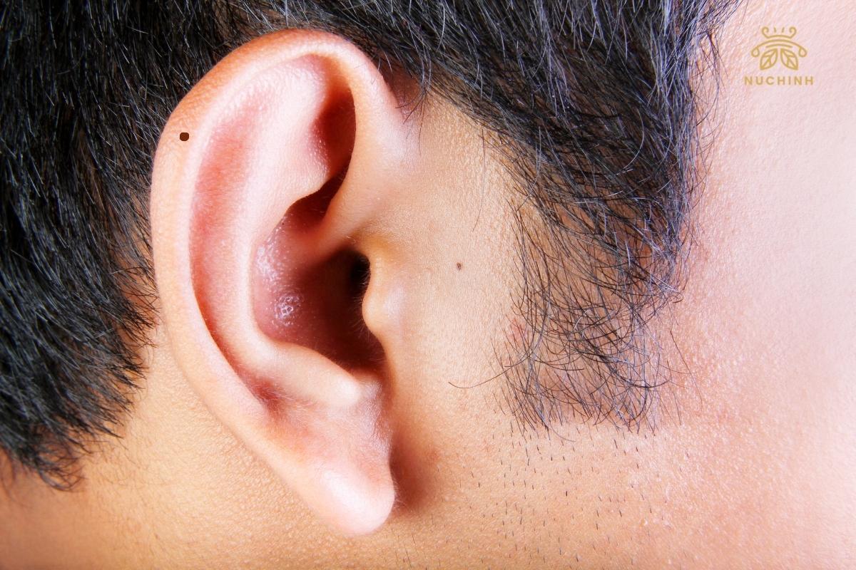 nốt ruồi ở vành tai phải nam giới