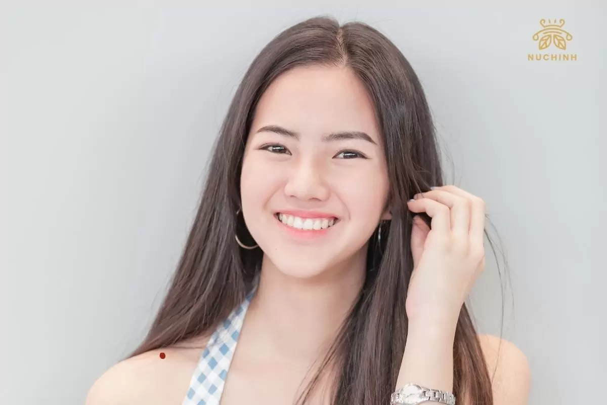nốt ruồi trên vai phải phụ nữ