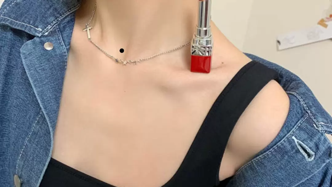 nốt ruồi ở giữa cổ phụ nữ