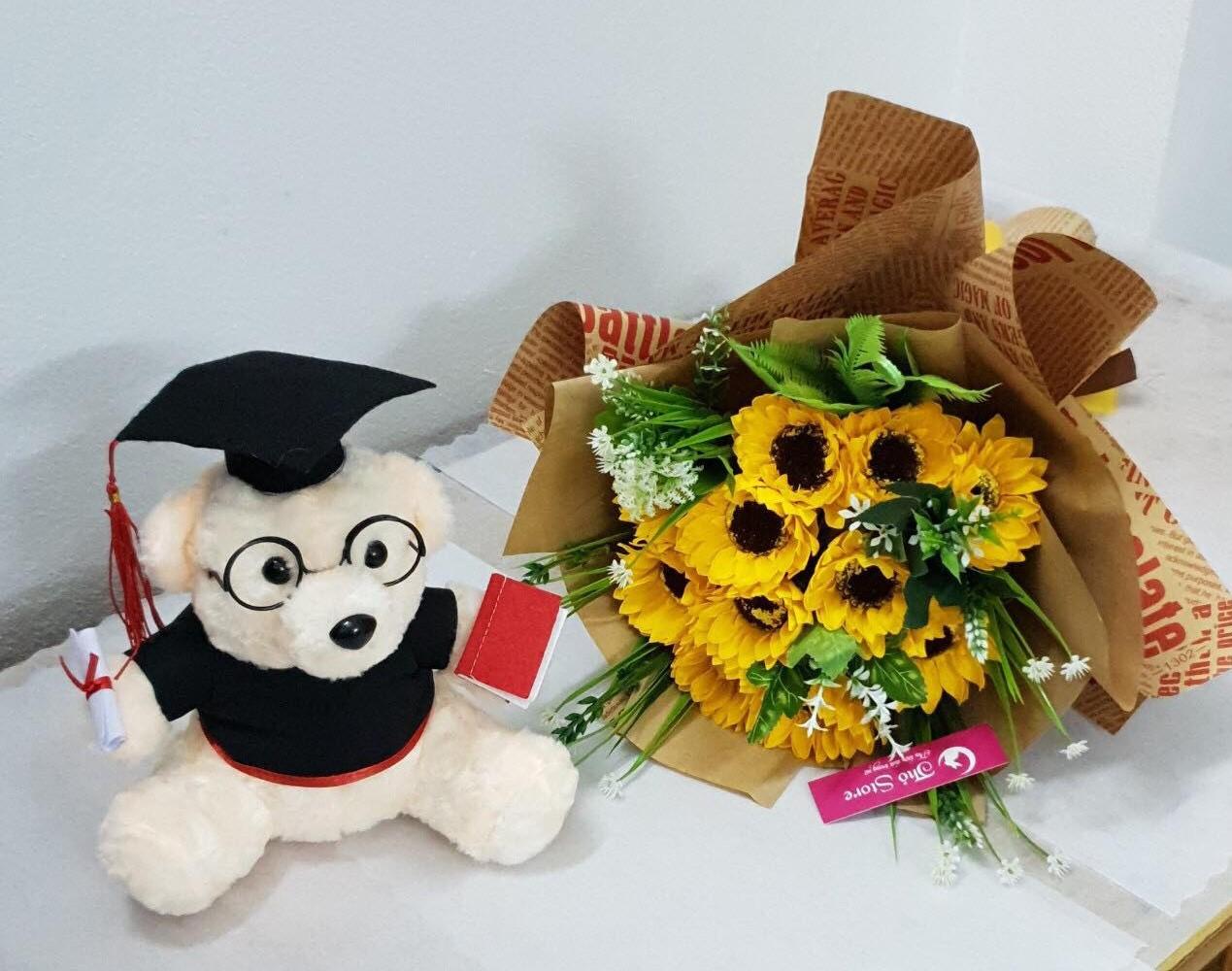 tặng hoa hướng dương trong lễ tốt nghiệp