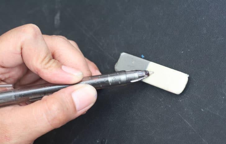 Ngòi bút tiếp xúc mạnh với vật cứng