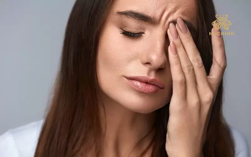 Giật lông mày phải nữ