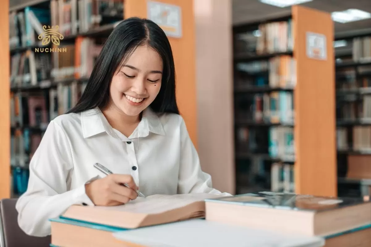 con gái có nốt ruồi dưới mắt trái