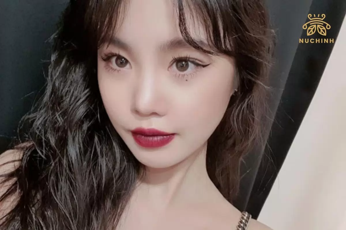nốt ruồi dưới mắt trái nữ