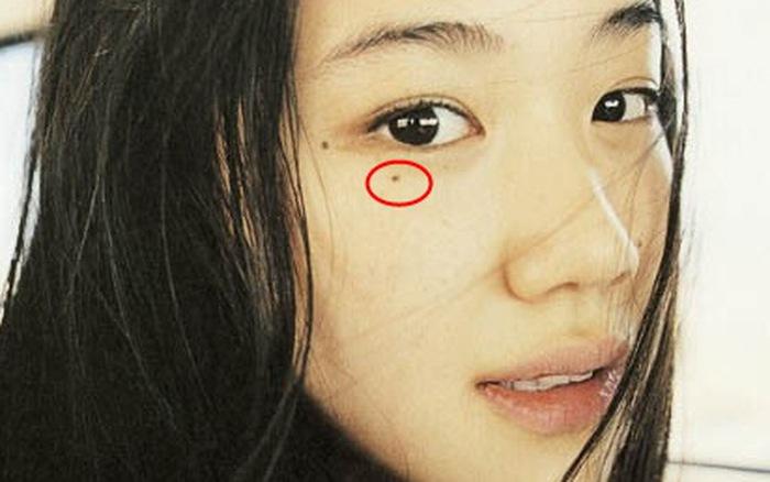 Nốt ruồi dưới mắt trái nữ là báo hiệu hậu vận ra sao?
