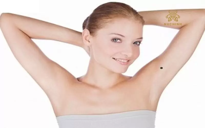nốt ruồi ở cánh tay gần nách