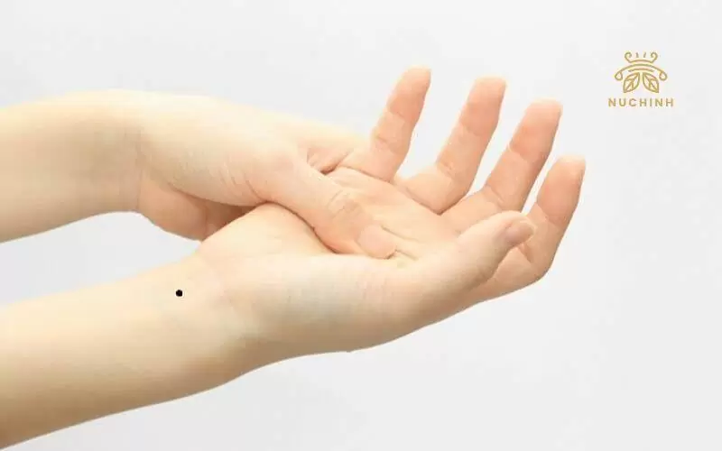 nốt ruồi ở cổ tay phải phụ nữ