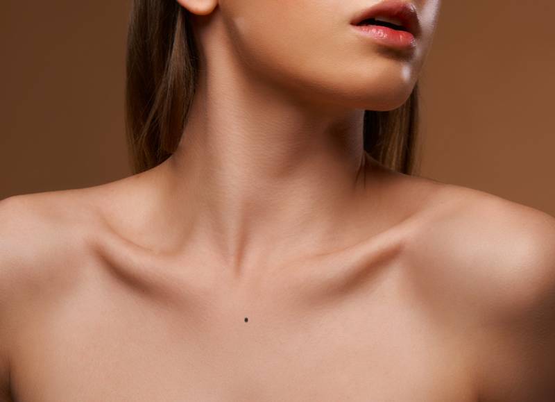 Nốt ruồi ở ngực phụ nữ