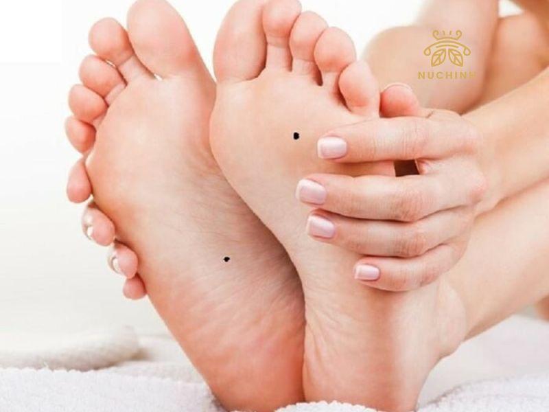 Nốt ruồi ở lòng bàn chân trái nữ nói lên ý nghĩa đặc biệt gì?