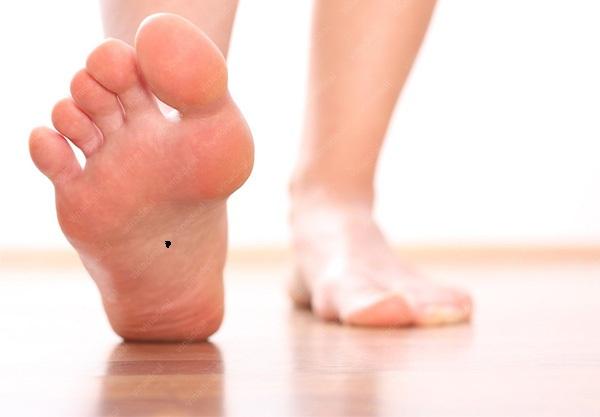 Nốt ruồi ở lòng bàn chân trái nữ thể hiện ý nghĩa gì