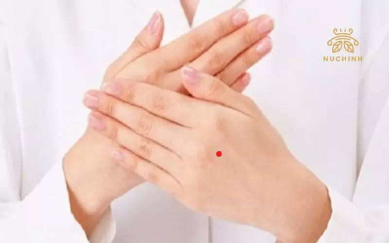 nốt ruồi son ở tay phải phụ nữ