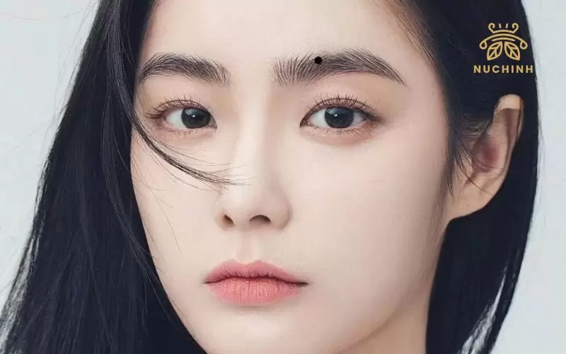 Nốt ruồi trên chân mày phải nữ