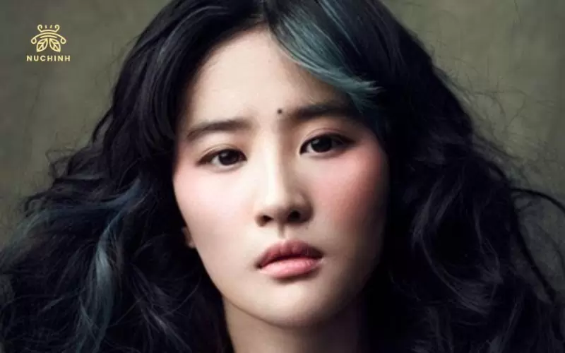 Nốt ruồi trên chân mày trái nữ