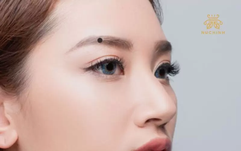 Nốt ruồi trên lông mày trái chủ tài vượng phu