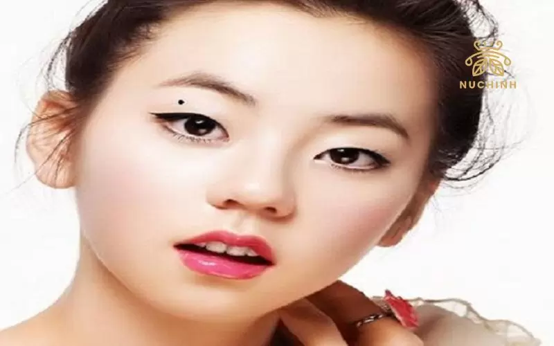 Nốt ruồi trên mí mắt trái nữ
