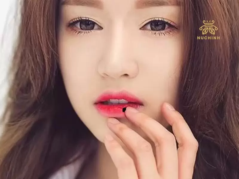 nốt ruồi trên môi phải nữ