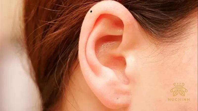 nốt ruồi trên vành tai trái nữ