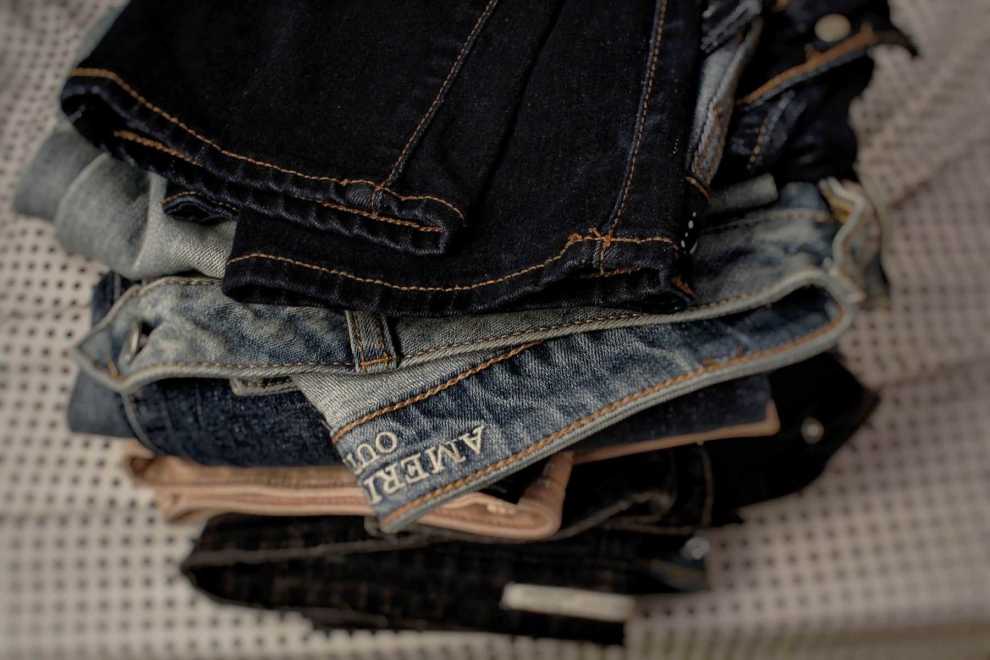 Cách giặt và bảo quản quần jean đen không bạc màu