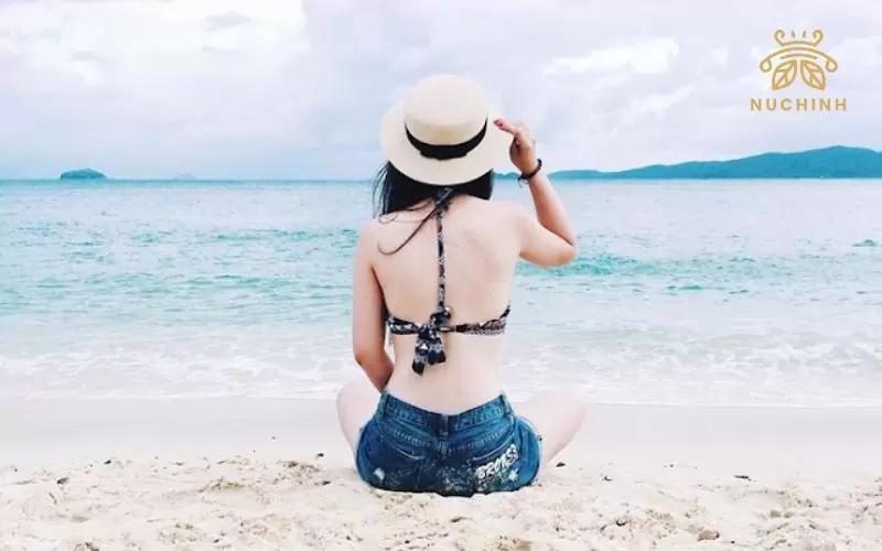 cách tạo dáng chụp ảnh bikini ở biển