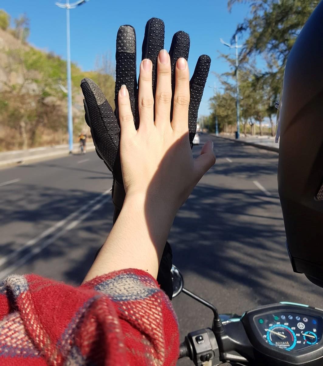 hình ảnh nắm tay trên xe máy
