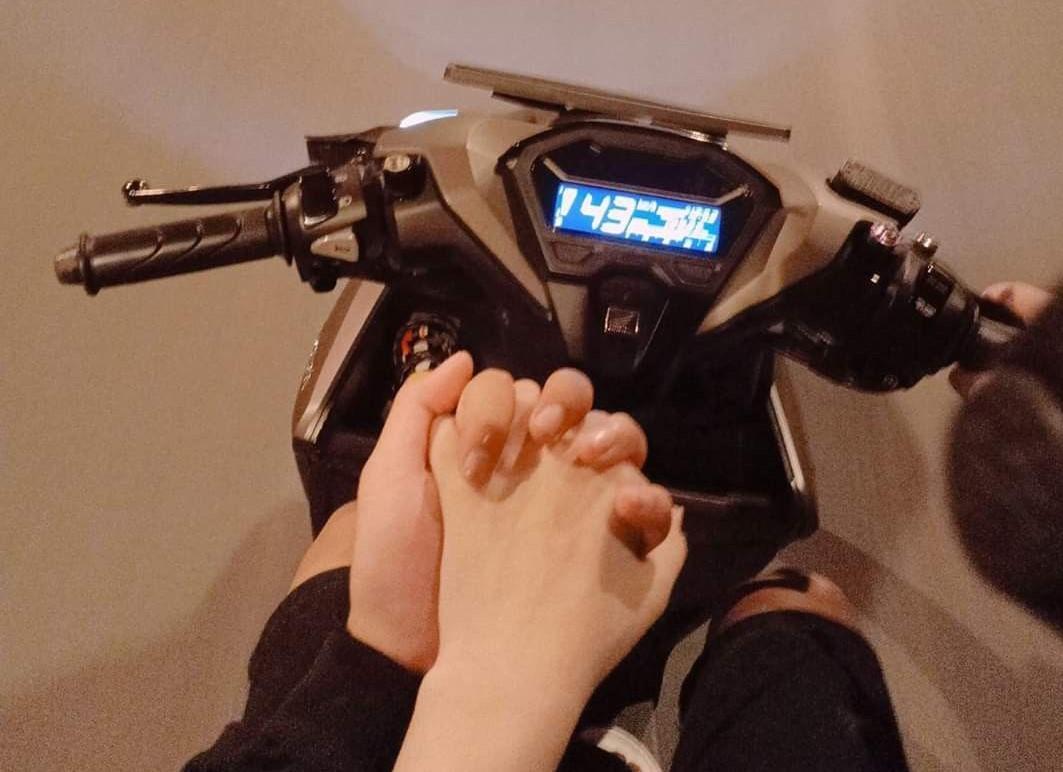 Hình ảnh nắm tay người yêu trên xe máy