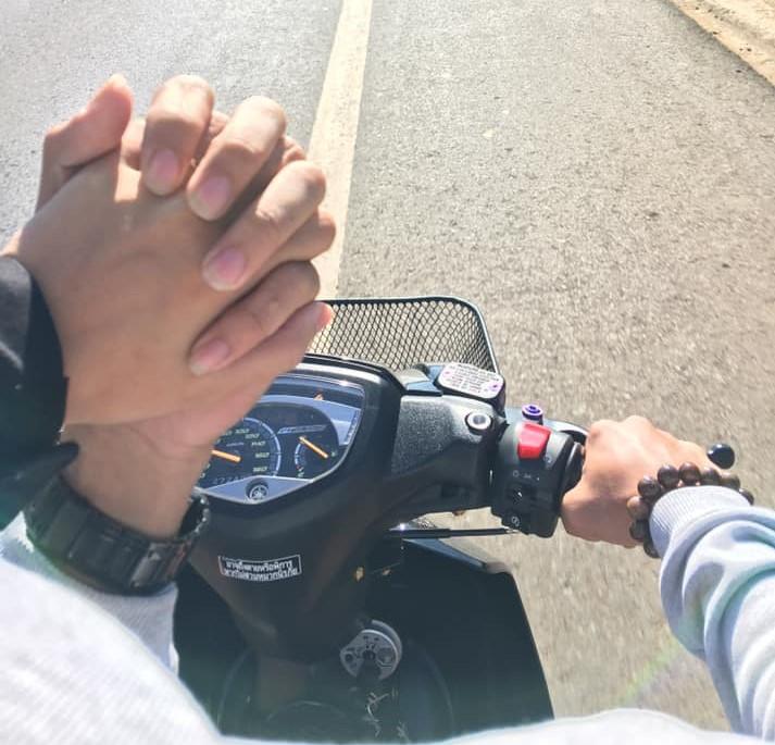 Bức ảnh Nắm Tay Trên Xe Máy chắc chắn sẽ khiến bạn ngưỡng mộ. Nó đánh dấu chặng đường cùng nhau của hai người bên nhau, trên một chiếc xe máy, tay trong tay và quyết tâm vượt qua những trở ngại.