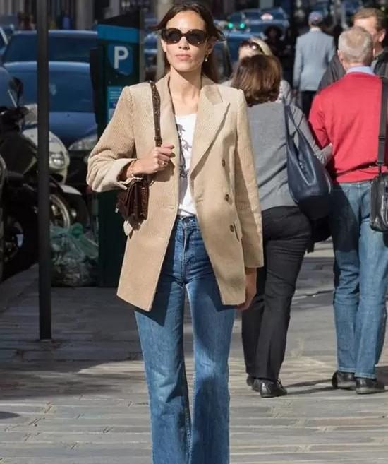 Áo blazer nữ mặc với quần Jeans.