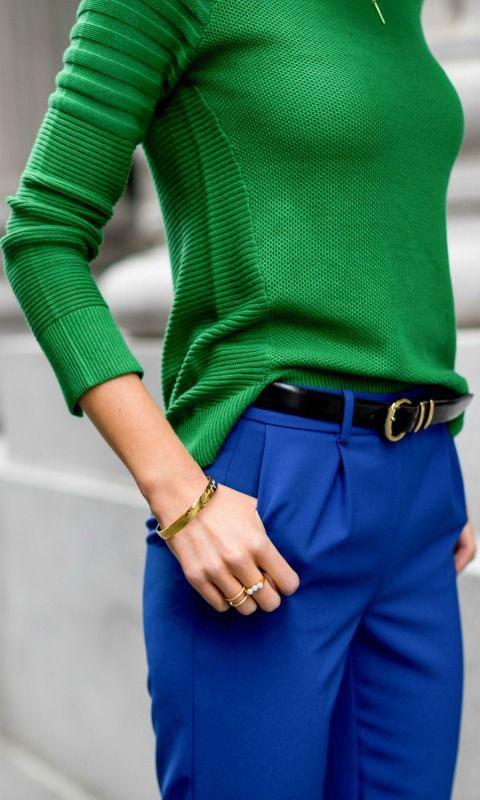 Phối quần xanh dương với áo màu xanh lá cây 