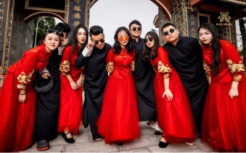 Tạo dáng chụp ảnh áo dài tập thể theo phong cách lầy lội