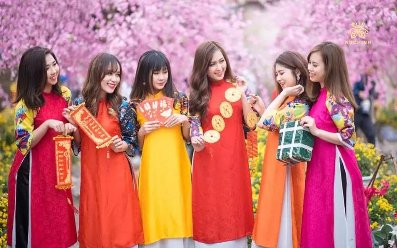 tạo dáng chụp ảnh áo dài tết