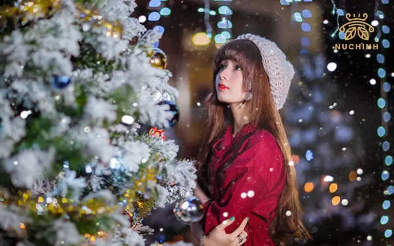 tạo dáng chụp ảnh với cây thông noel