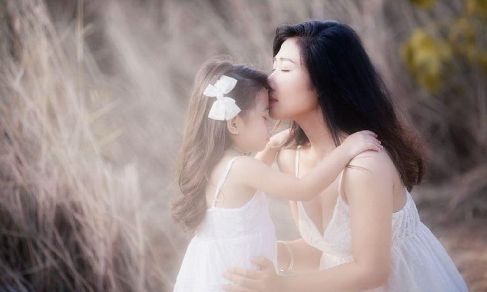 Chụp ảnh mẹ và con gái tình cảm với những nụ hôn
