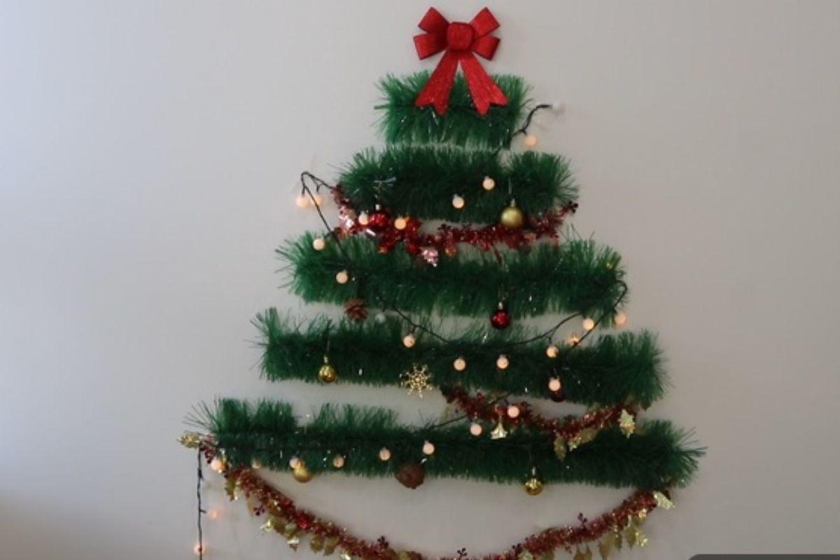 Cách làm cây thông Noel bằng dây kim tuyến dán tường
