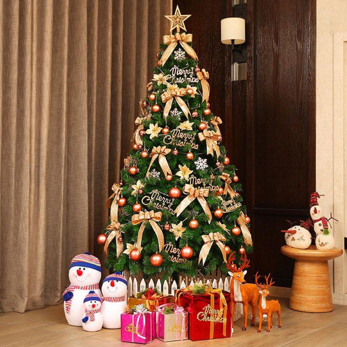 Trang trí cây thông Noel bằng các hộp quà