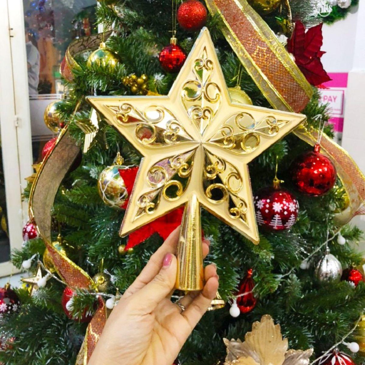 Trang trí cây thông Noel với ngôi sao