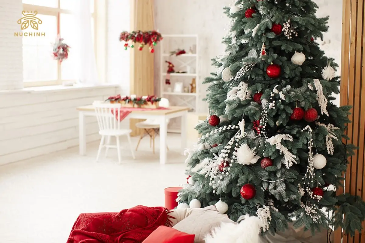 Tổng hợp 13+ cách trang trí cây thông Noel lung linh vạn người mê