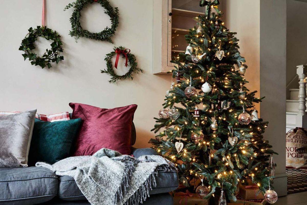 Trang trí phòng khách với cây thông Noel