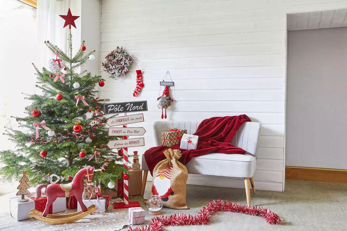 Trang trí Noel phòng khách với tone màu đỏ trắng đối lập