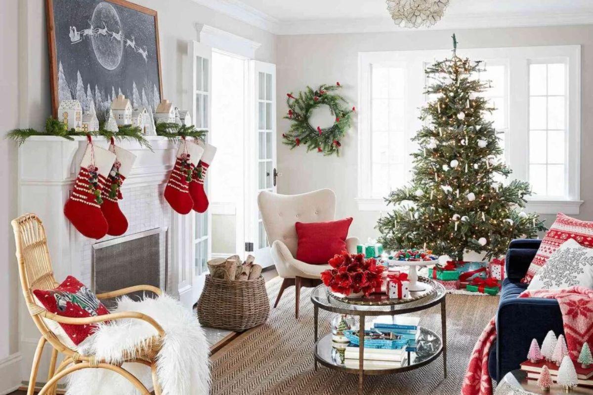 Trang trí Noel phòng khách với những chiếc tất màu sắc