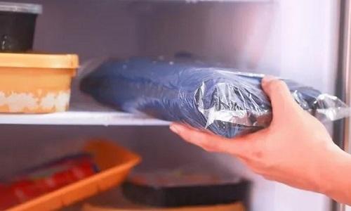 Khử mùi túi da mới bằng tủ lạnh