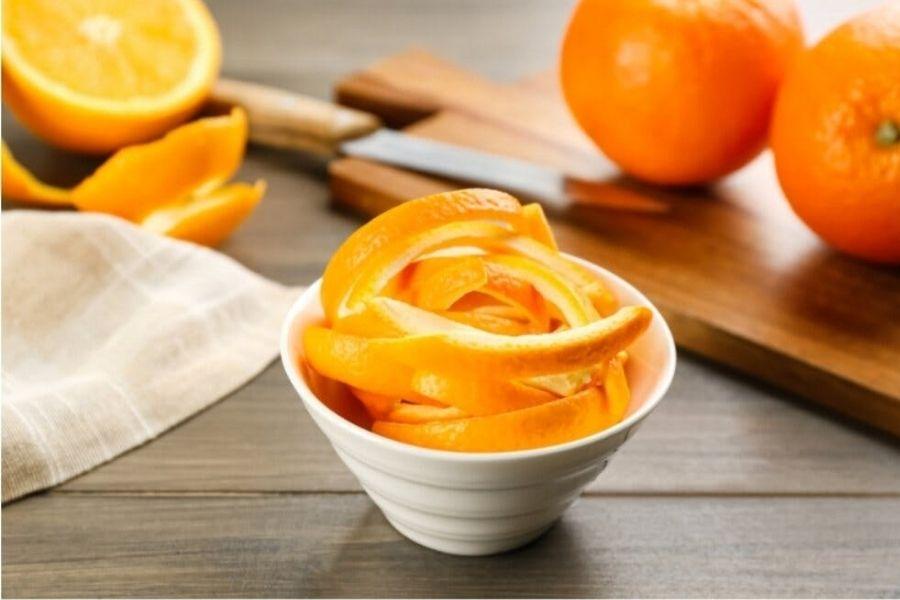 Khử mùi túi da bằng vỏ cam hoặc chanh