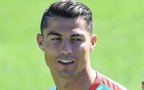 Tóc Ronaldo vuốt ngược