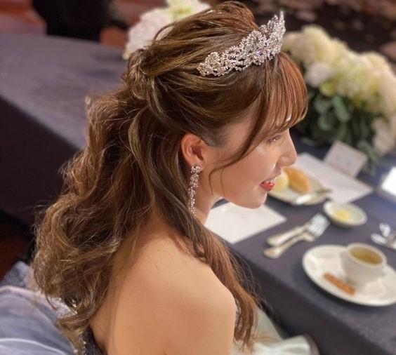 Điểm danh 10 kiểu tóc cô dâu đội vương miện đẹp tuyệt vời