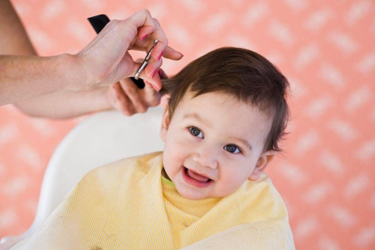 Khi nào nên cắt tóc cho bé sơ sinh